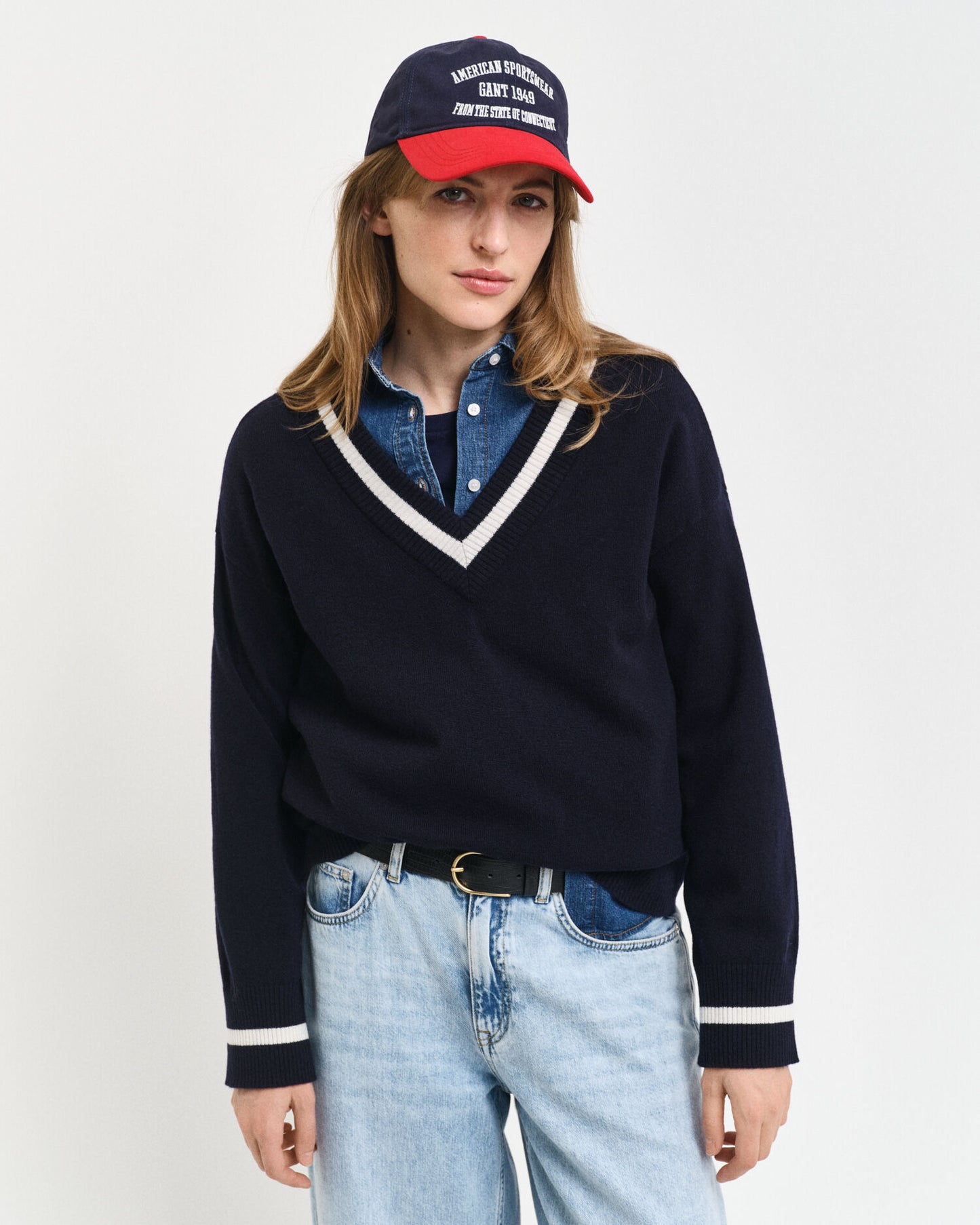 Superfeiner Lambswool-Pullover mit Kontrast-V-Ausschnitt