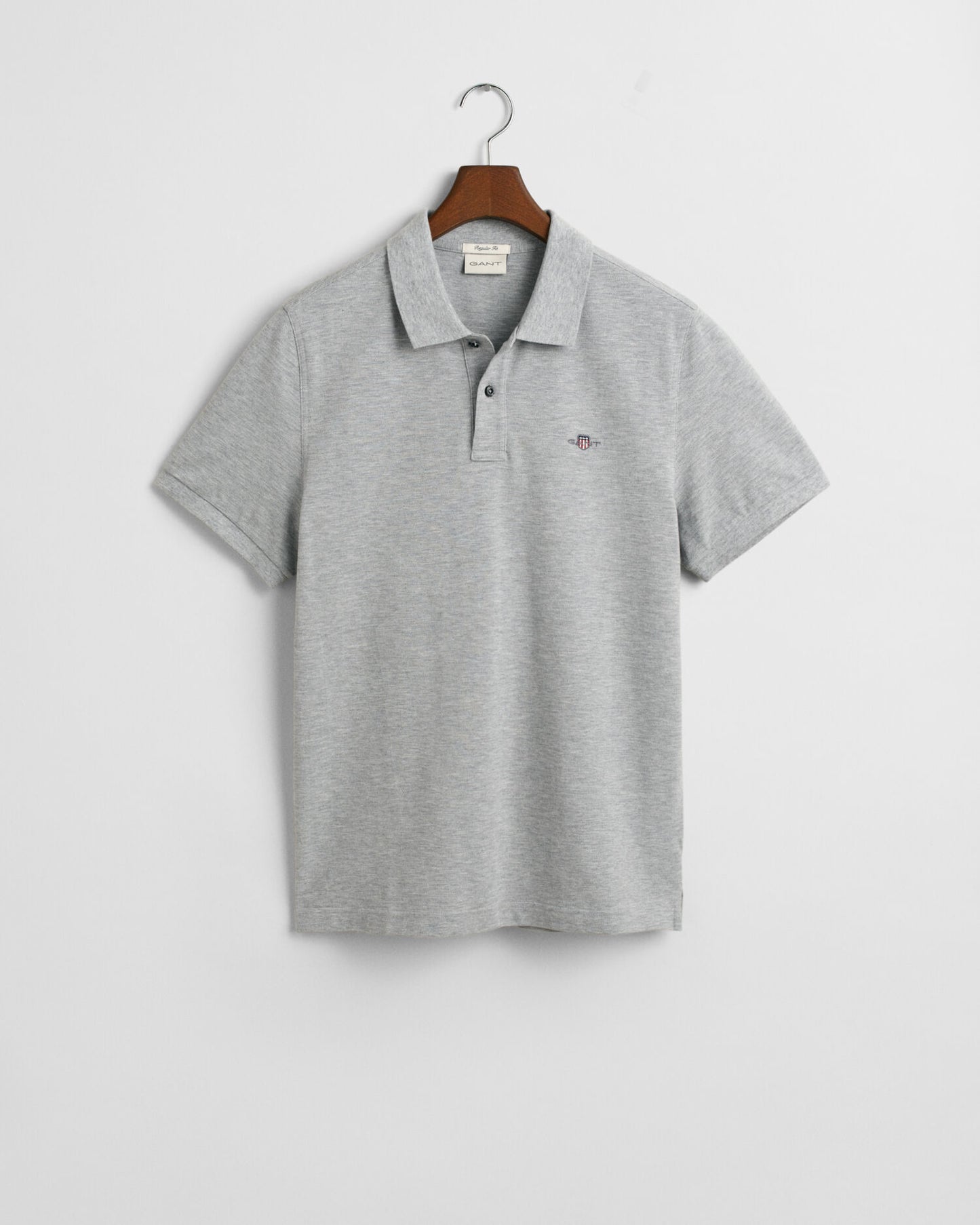Polohemd aus Piqué mit regular fit und Wappenstickerei