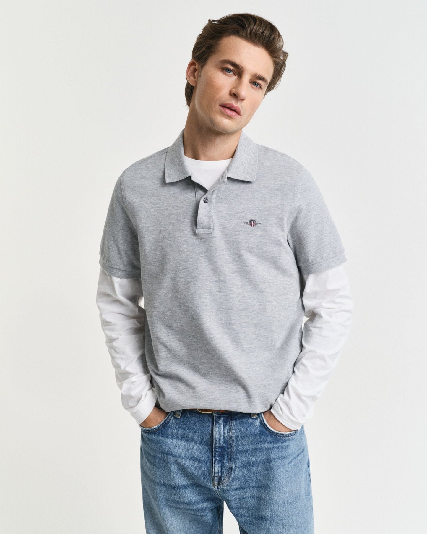Polohemd aus Piqué mit regular fit und Wappenstickerei