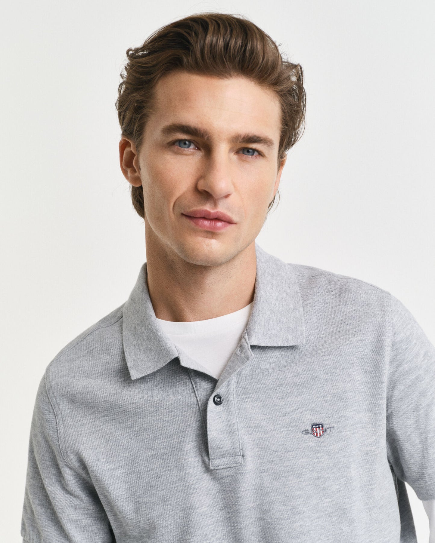 Polohemd aus Piqué mit regular fit und Wappenstickerei