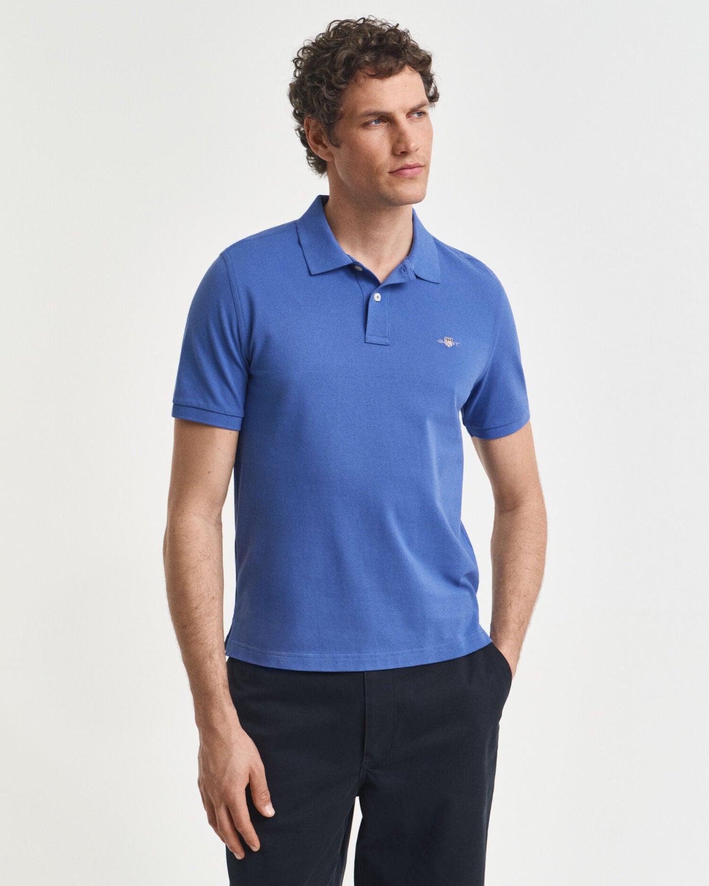 Polohemd aus Piqué mit regular fit und Wappenstickerei