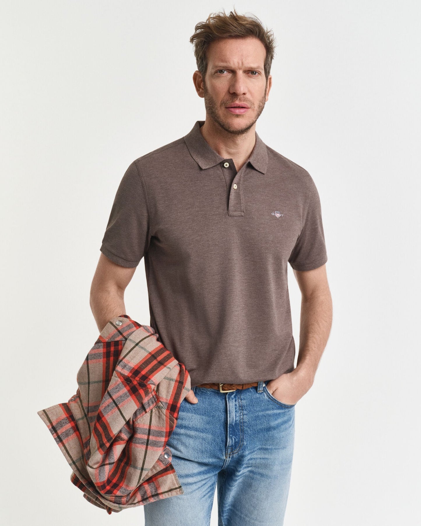 Polohemd aus Piqué mit regular fit und Wappenstickerei