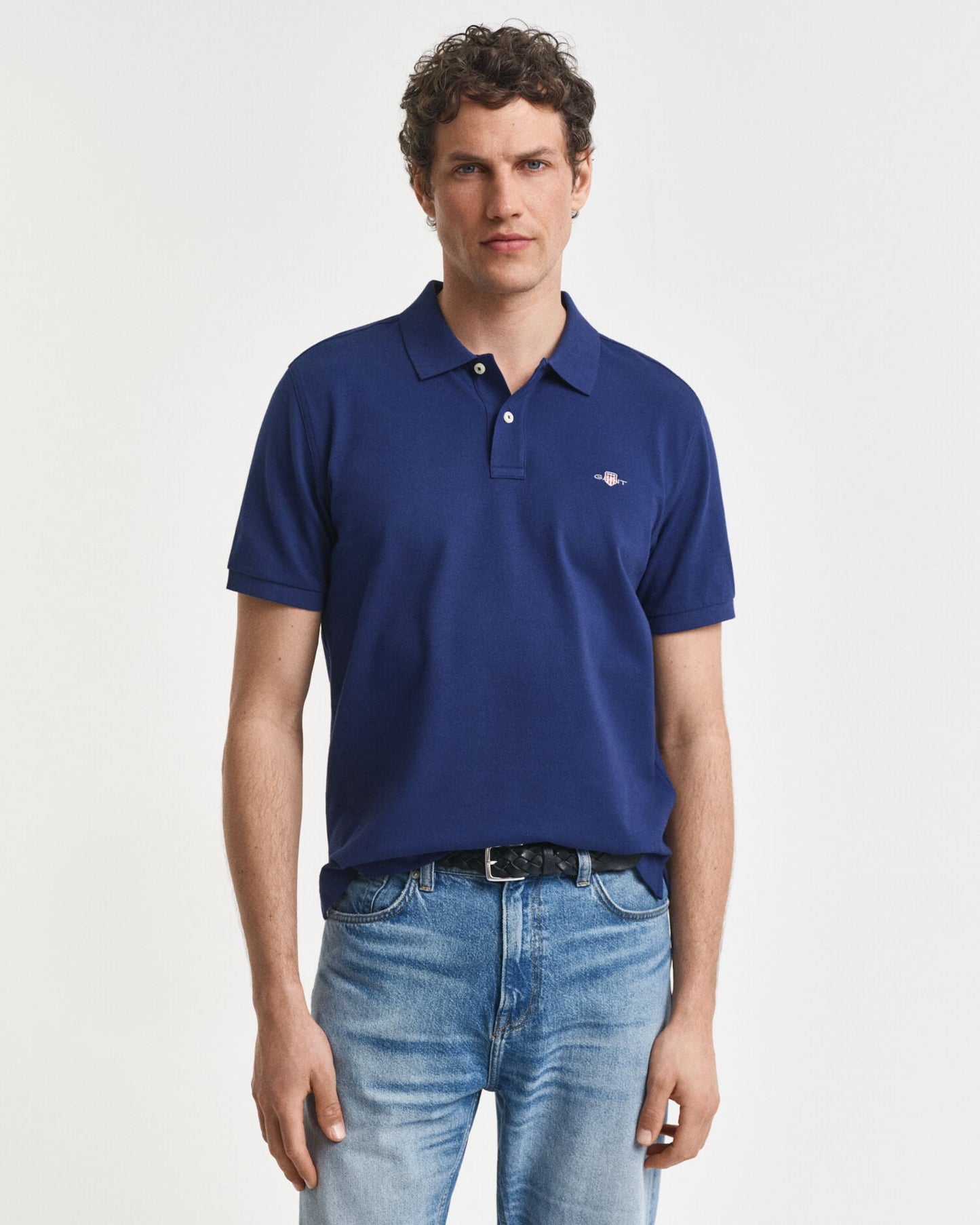 Polohemd aus Piqué mit regular fit und Wappenstickerei