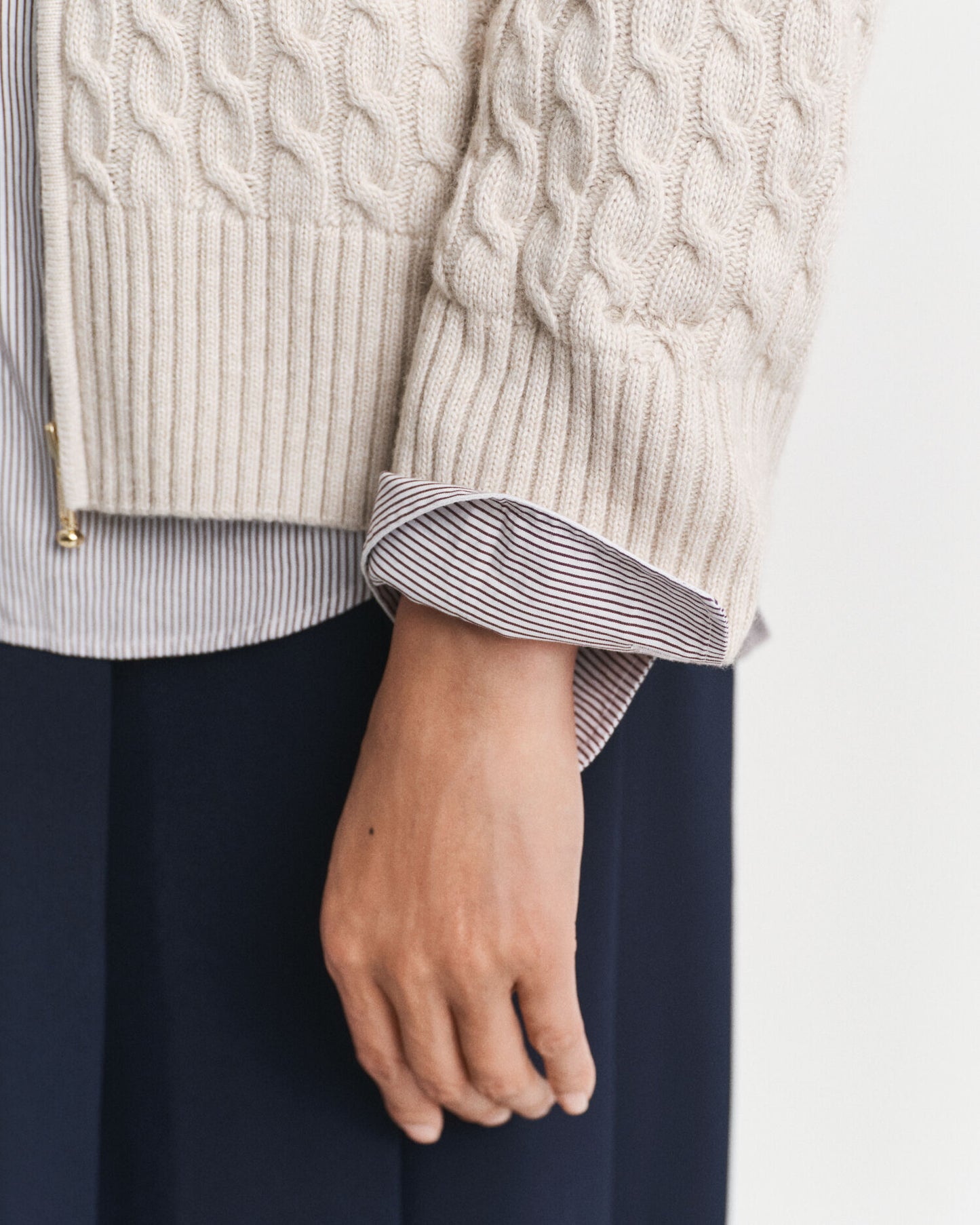 Strickjacke mit Reißverschluss und Zopfmuster