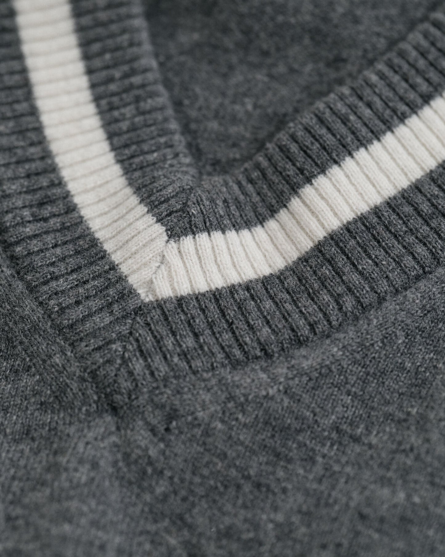 Superfeiner Lambswool-Pullover mit Kontrast-V-Ausschnitt