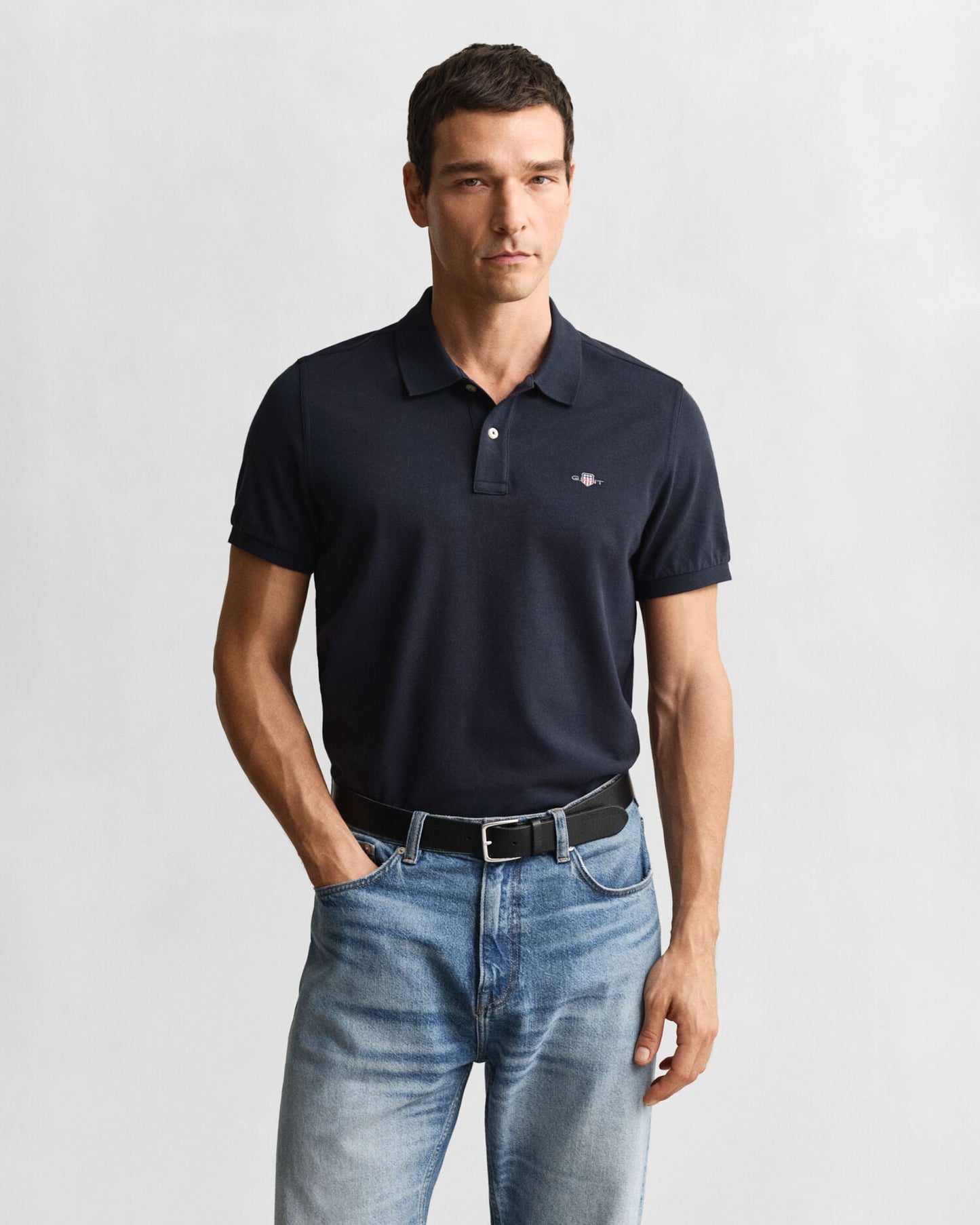 Polohemd aus Piqué mit regular fit und Wappenstickerei
